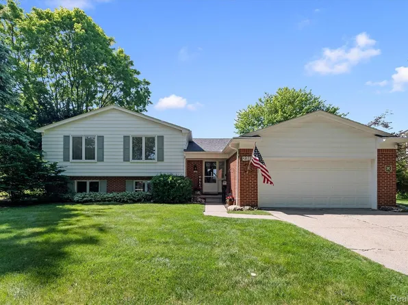 2366 Cumberland Dr, Troy, MI 48085
