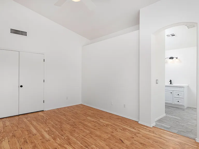 537 E Appaloosa Rd — Photo 8