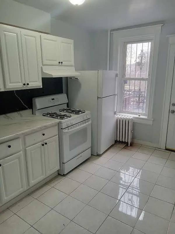 3 bed, 900 sqft, $3,300 — Photo 1