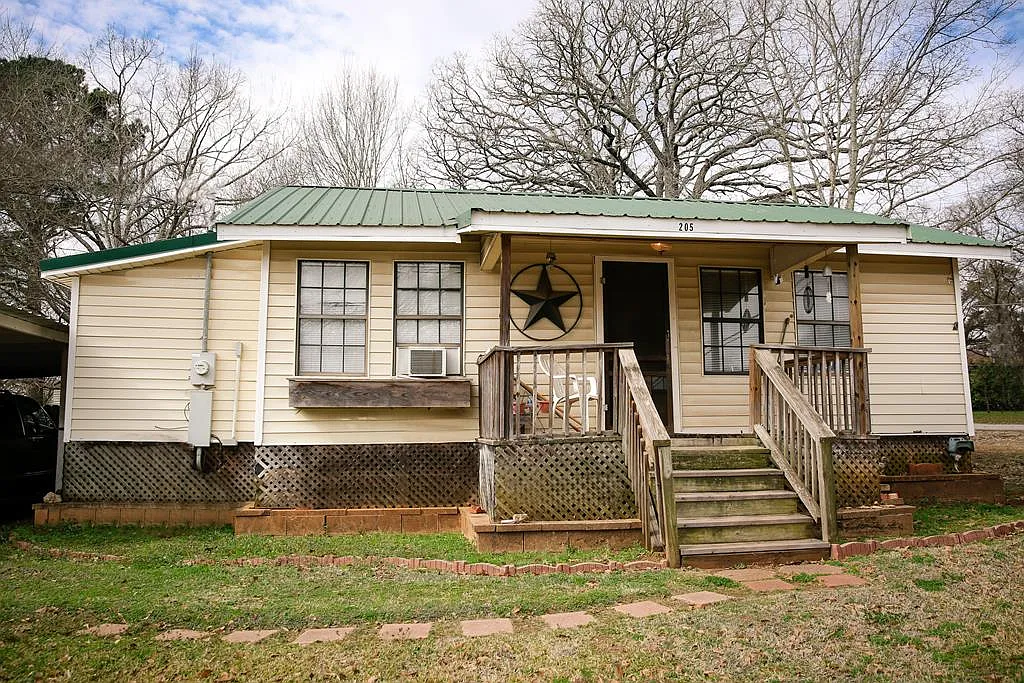 205 Lewis St photo 1