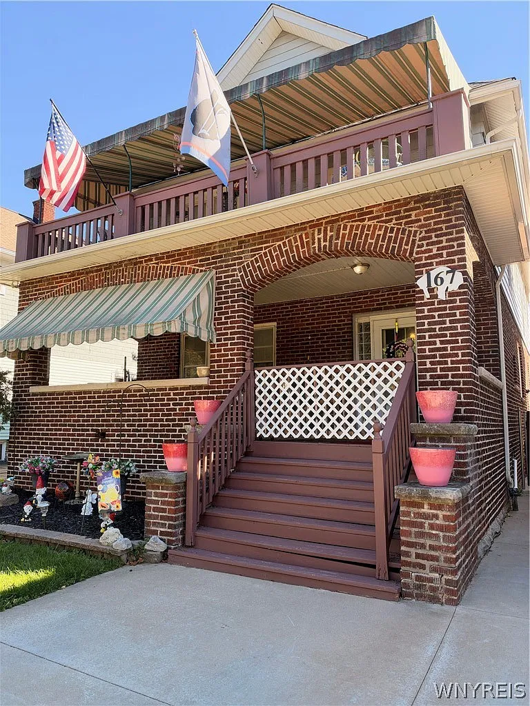 3 bed, 1.0 bath, 1300 sqft, $1,900 — Photo 1