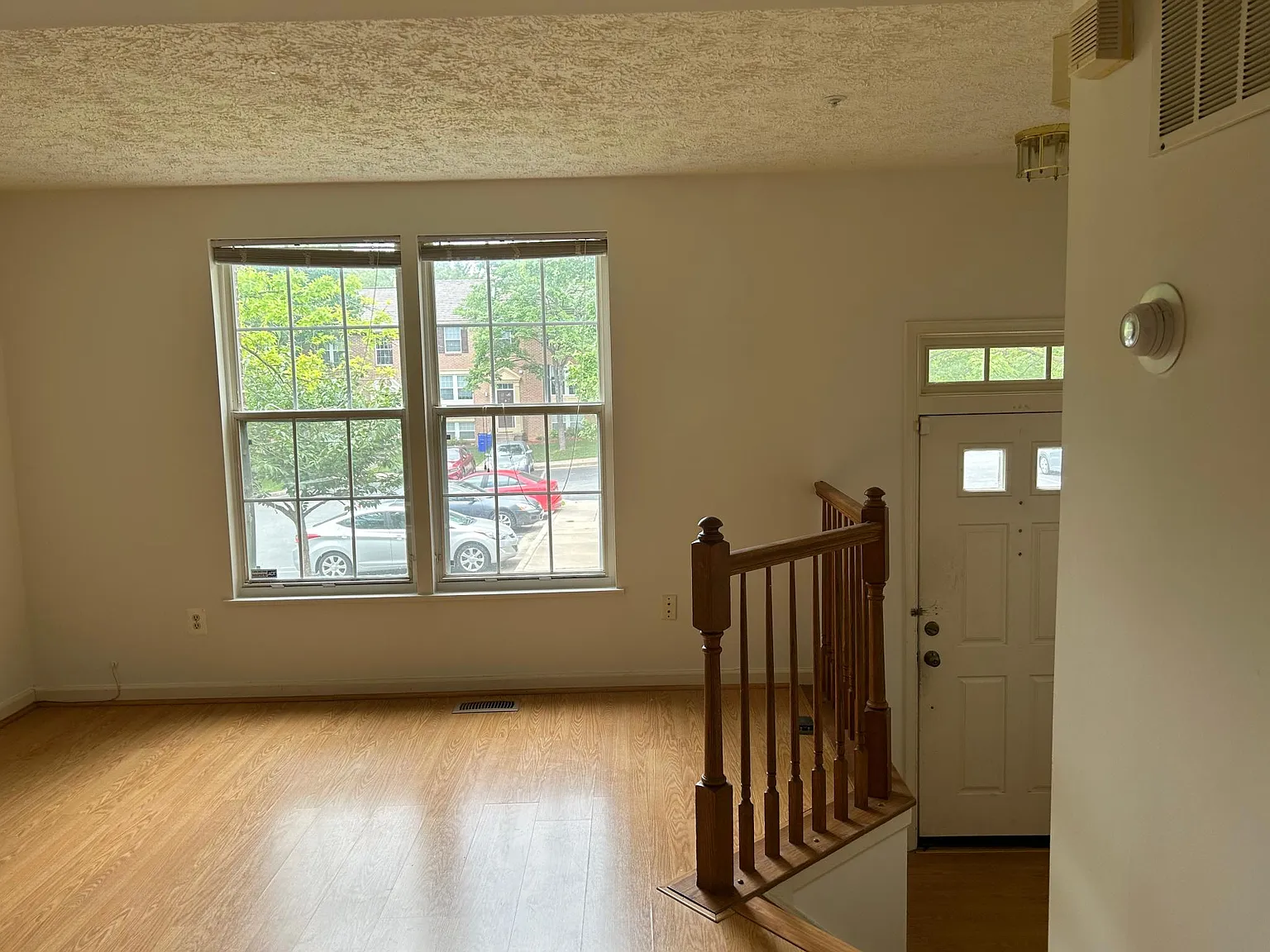 3 bed, 3.5 bath, 1500 sqft, $2,700 — Photo 3