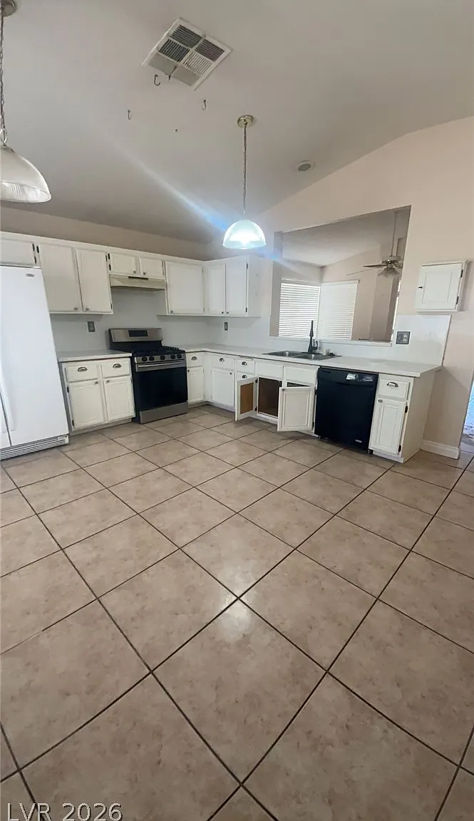 3 bed, 2.0 bath, 1614 sqft, $2,200 — Photo 2