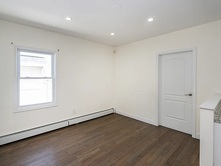 987 Kings Pkwy — Photo 20