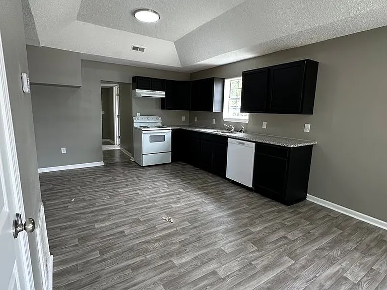 1818 N Weller Ave — Photo 3