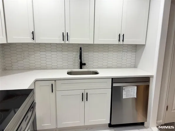 530 Fairview Ave APT 300, Westwood, NJ 07675