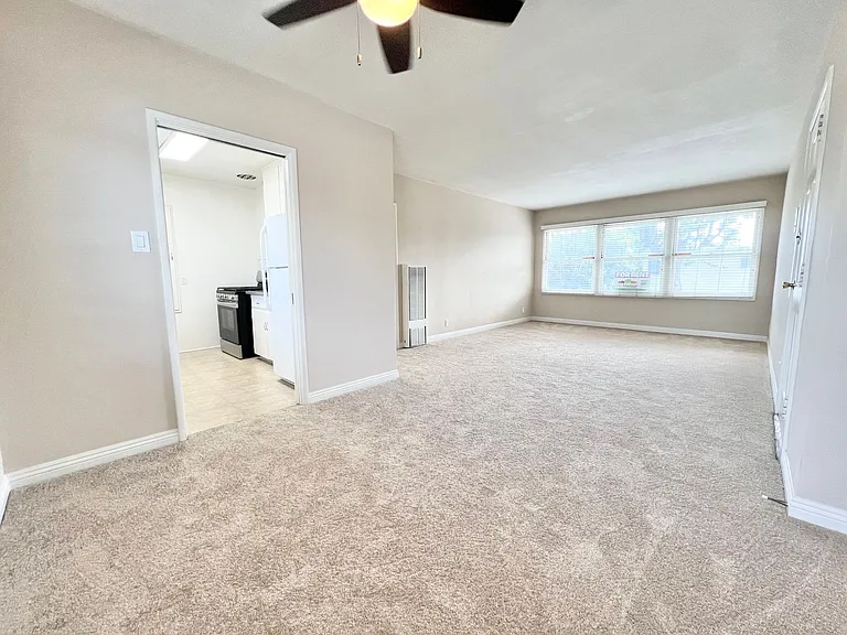 Sun-Filled 1 Bedroom in Park Estates | Garage Parking Available & On-Site Laundry — Photo 1