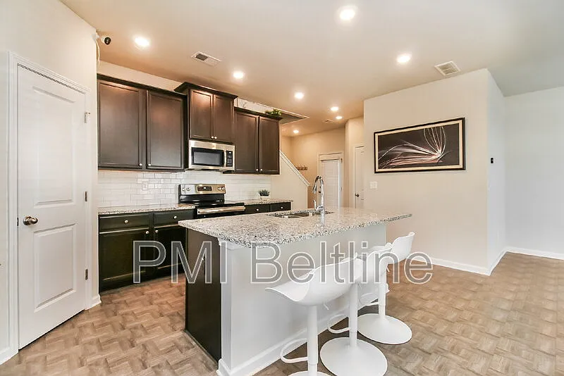 Building Photo - 1220 Hawthorne Trl