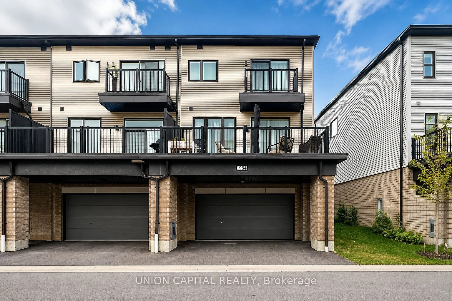 4 bed, $3,200 — Photo 1