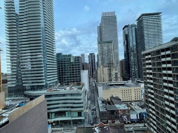 21 Balmuto St #1501, Toronto, ON M4Y 1W4