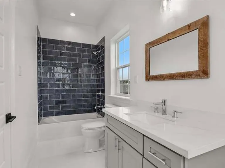 2810 N Rocheblave St — Photo 8