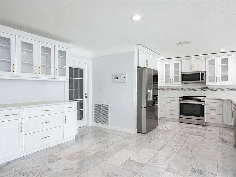 551 Crystal Dr — Photo 23