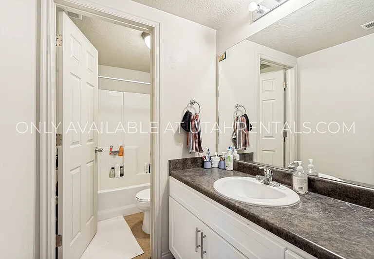 866 E 700 N #C1-1 — Photo 4