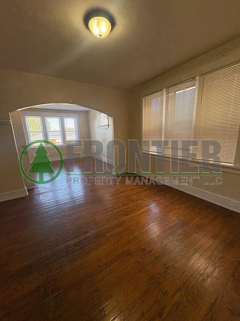 2806-08 Osage St *For Sale?* — Photo 2