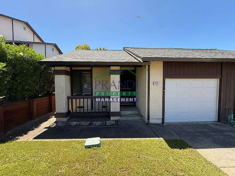 1591 Merritt Dr — Photo 2