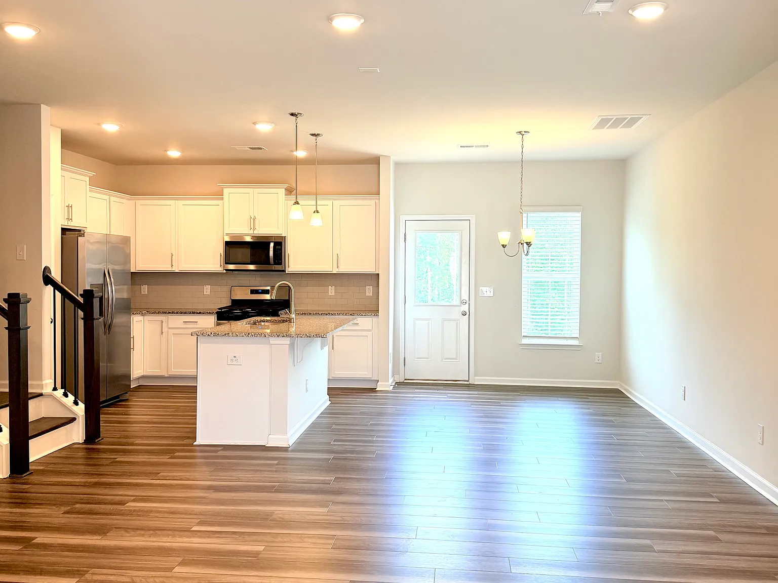 3 bed, 2.5 bath, 1558 sqft, $1,950 — Photo 3