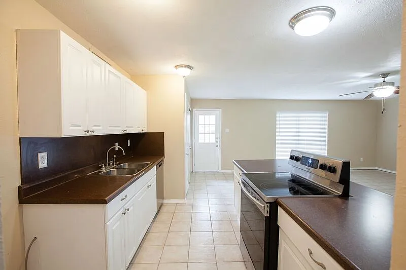 3 bed, 2.0 bath, 1379 sqft, $1,850 — Photo 4