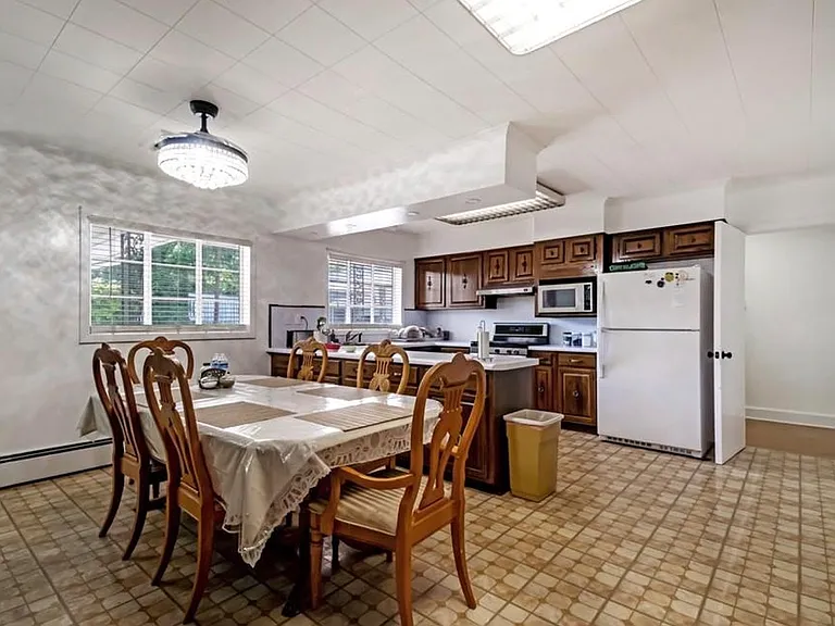 300 Edgedale Dr — Photo 17
