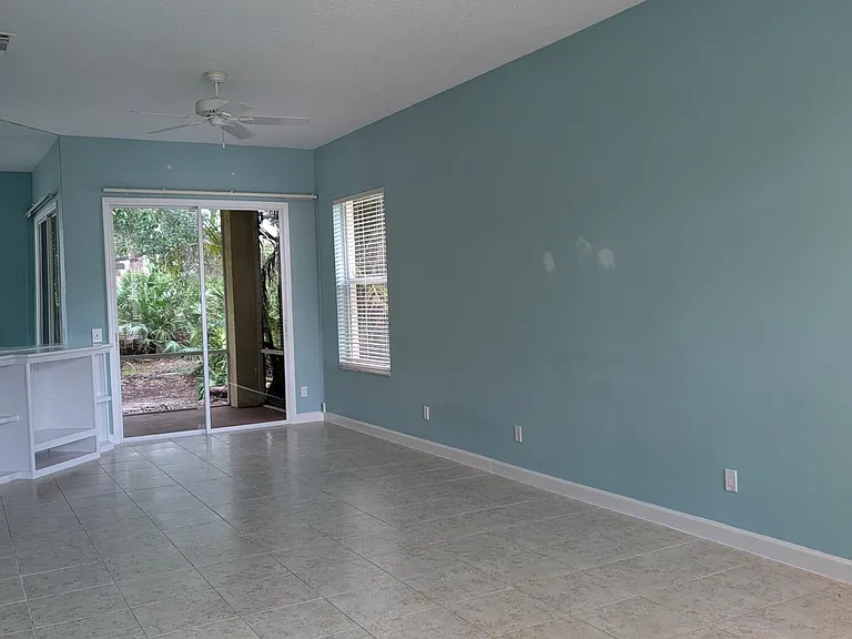 708 SW Saint Vincent Cv — Photo 4