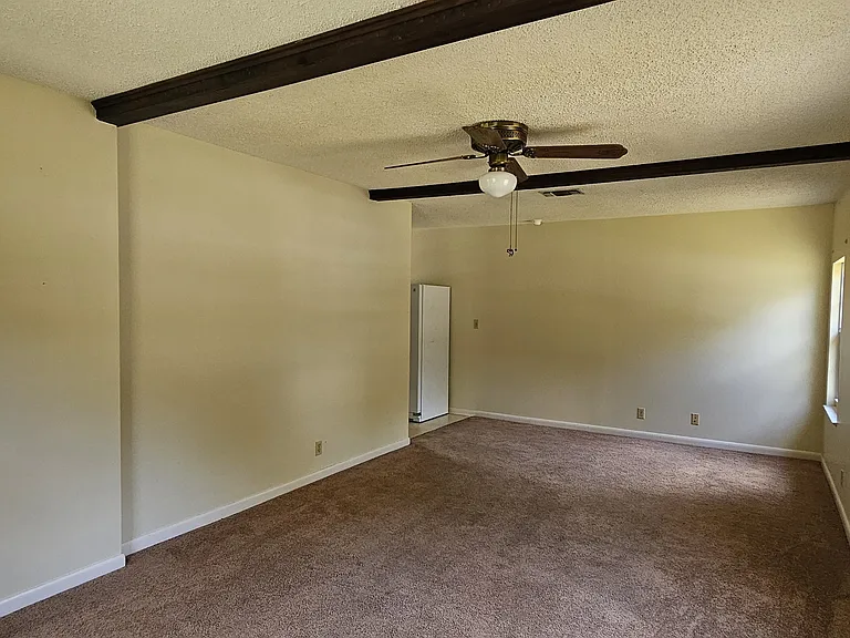 725 Powell Dr — Photo 4