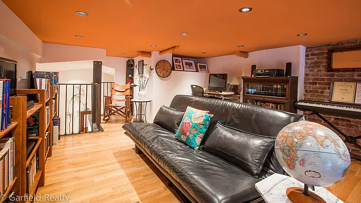 Sold by Garfield Realty  | media 27