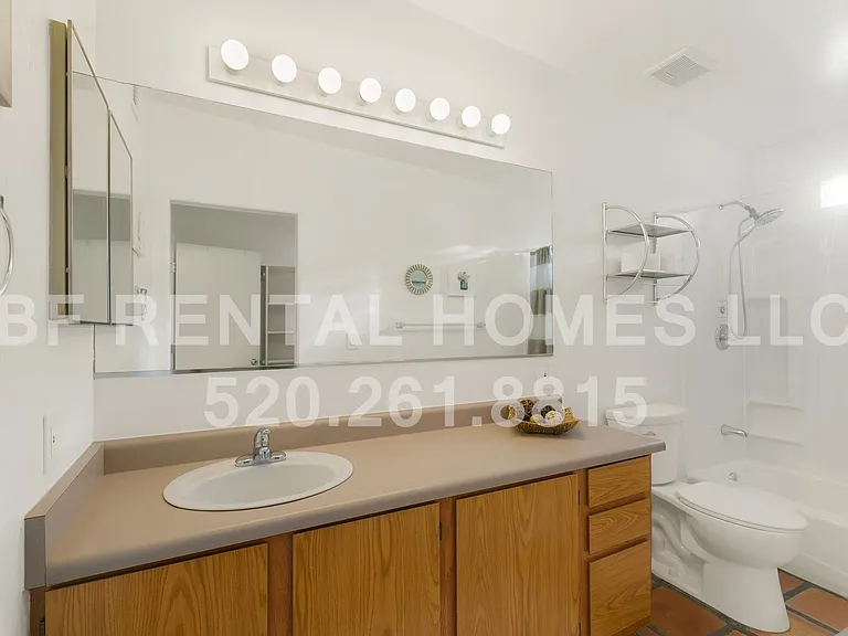 2319 E Helen St — Photo 18