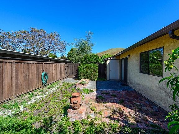 2nd image of 37987 Vallejo St