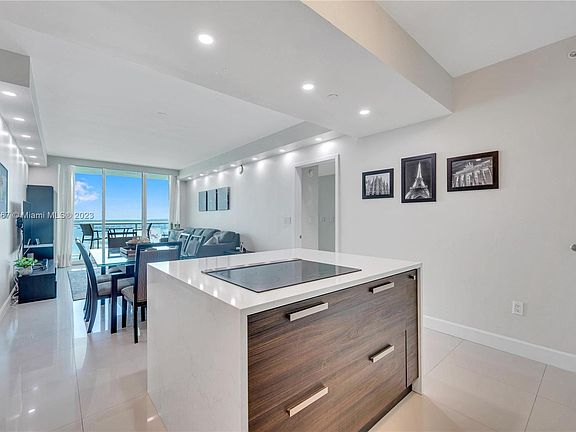 4th image of 218 SE 14th St APT 1905