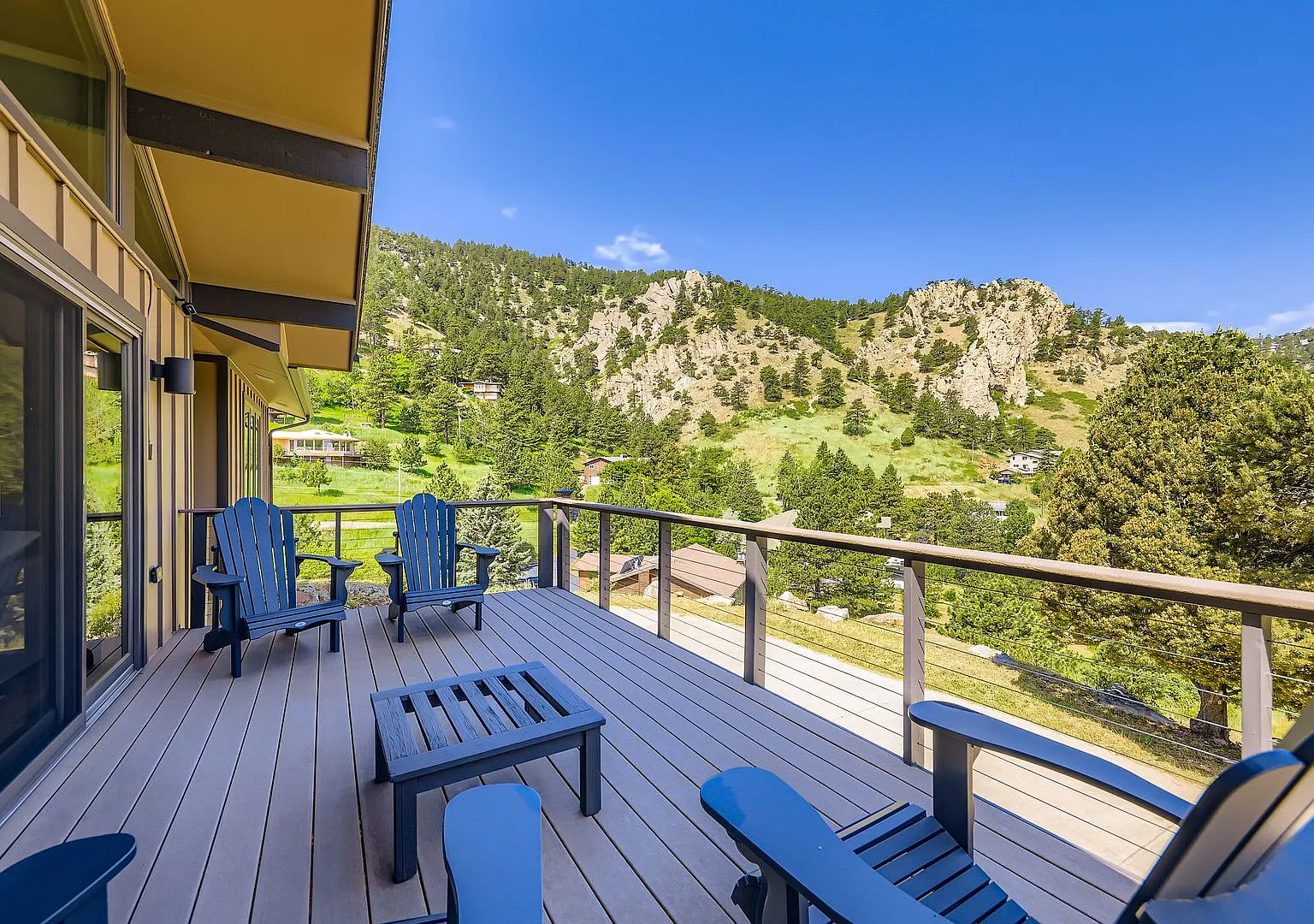 Stunning 4 BDR/2BA Mountain Retreat — Photo 4