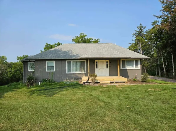 1499 Curtis Bridge Rd NE, Swisher, IA 52338
