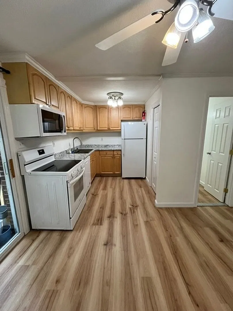 Charming 2BR Townhome in Dracut — Photo 3