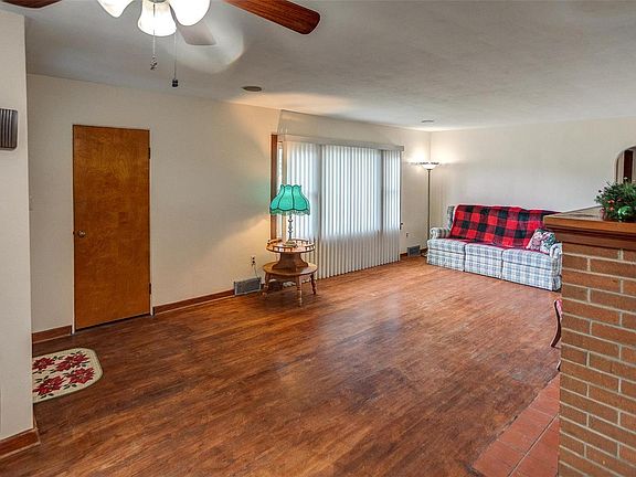 3rd image of 1501 Glen Vista Dr