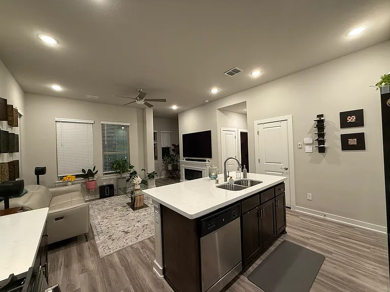 1321 Pebblebrook Ln — Photo 4