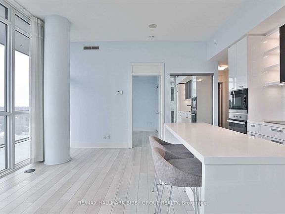 5th image of 32 Davenport Rd #2102