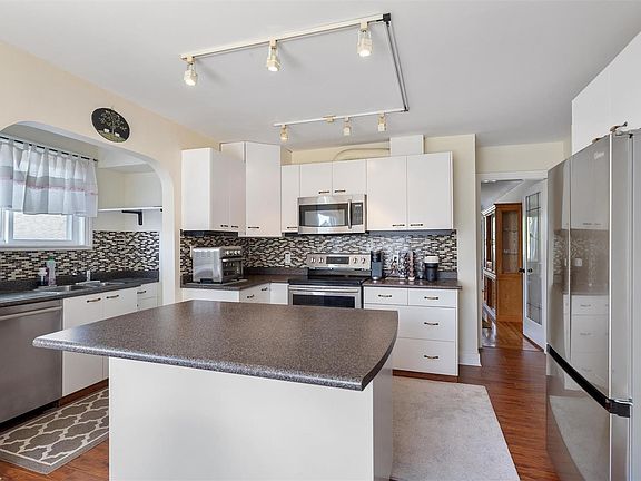 5th image of 3161 Donald St