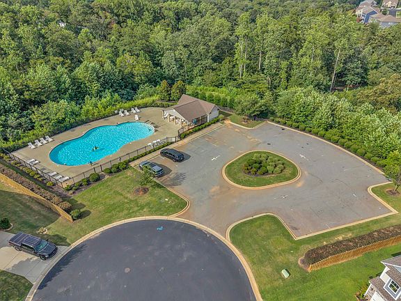 3rd image of 105 Viewmont Dr