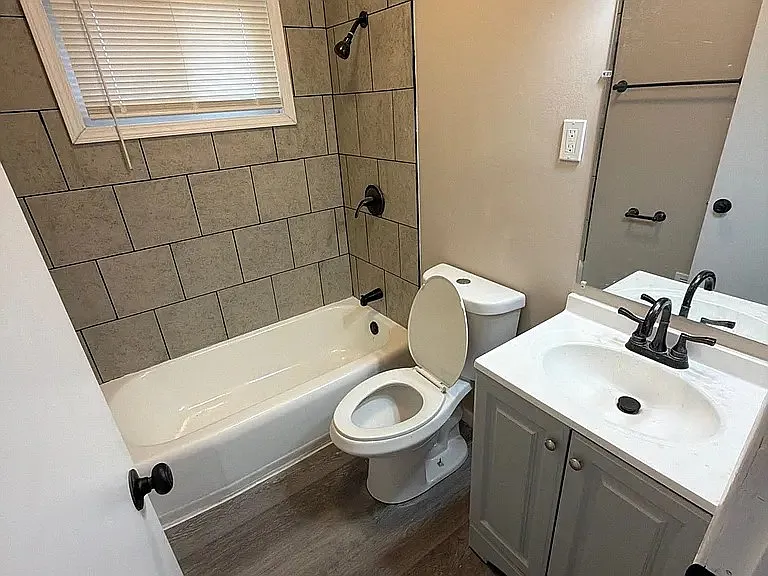 242 Gladys Ave — Photo 7
