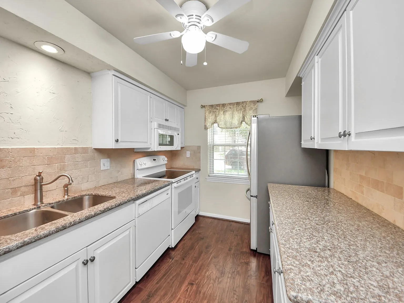 2 bed, 1.5 bath, 1056 sqft, $1,800 — Photo 4