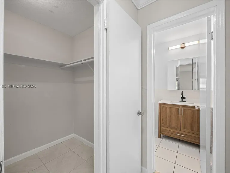 5450 Hollywood Blvd #202 — Photo 9