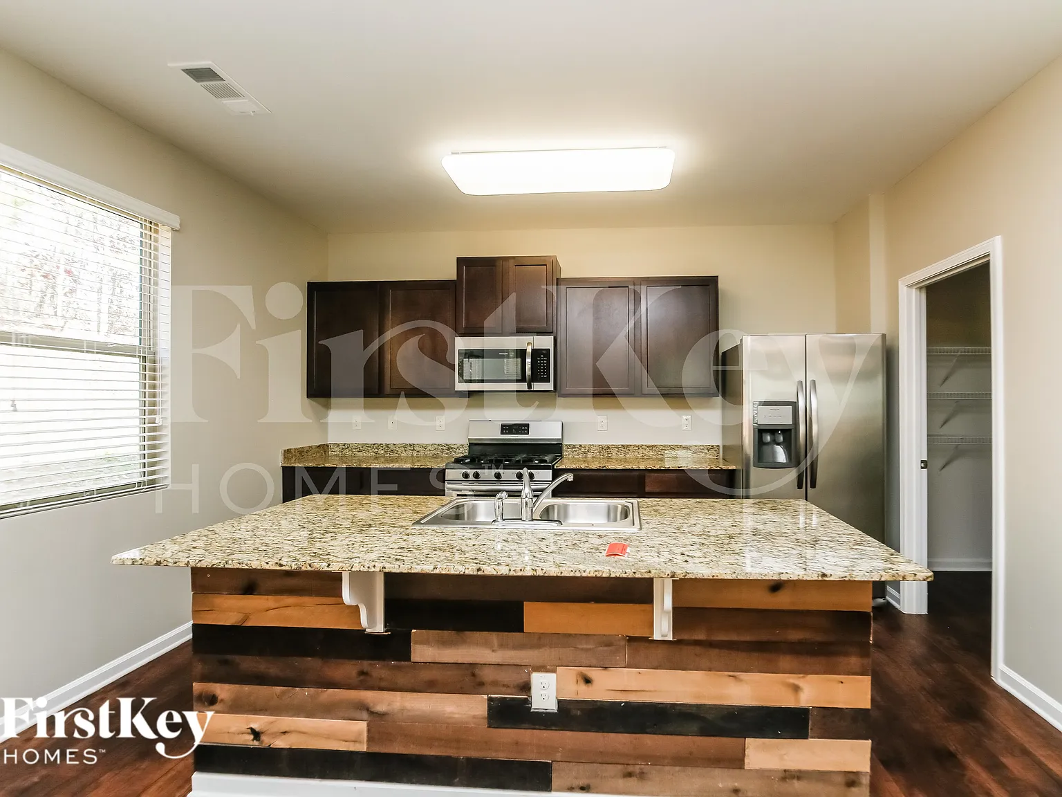 4 bed, 2.5 bath, 2432 sqft, $1,950 — Photo 4