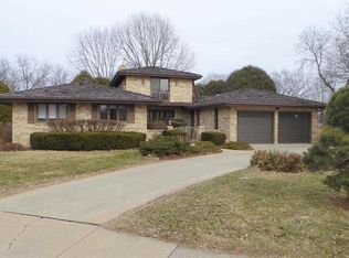 2985 Arbor Oaks Ct, Dubuque, IA 52001