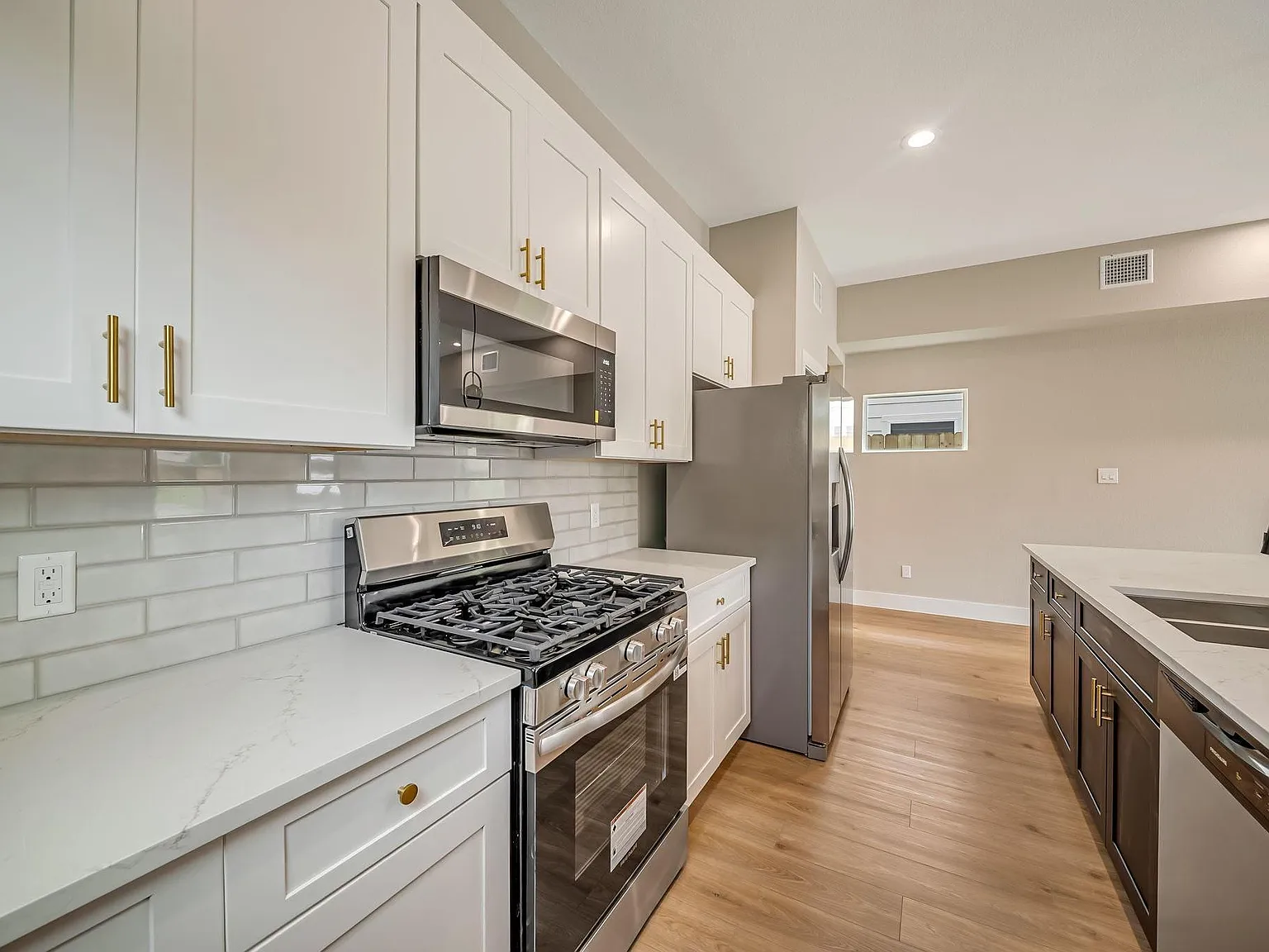 3 bed, 2.0 bath, 2560 sqft, $1,850 — Photo 3