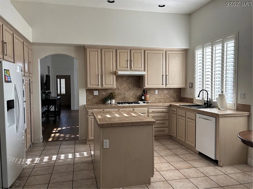 3 bed, 3.0 bath, 1946 sqft, $3,100 — Photo 2