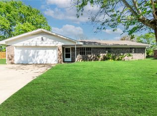 662 S Lake Sequoyah Dr, Fayetteville, AR 72701