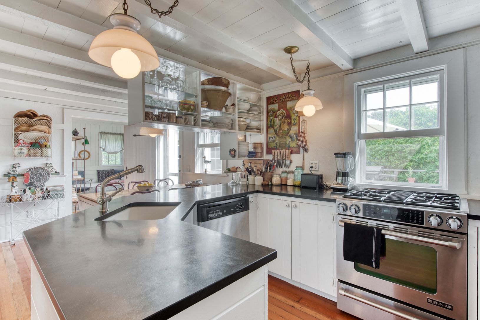  Granite/stainless steel kitchen