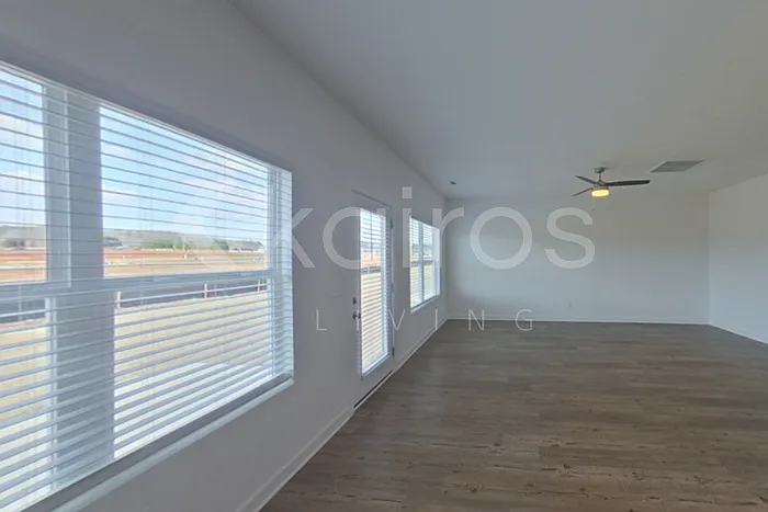 4 bed, 2.5 bath, 2047 sqft, $1,915 — Photo 3
