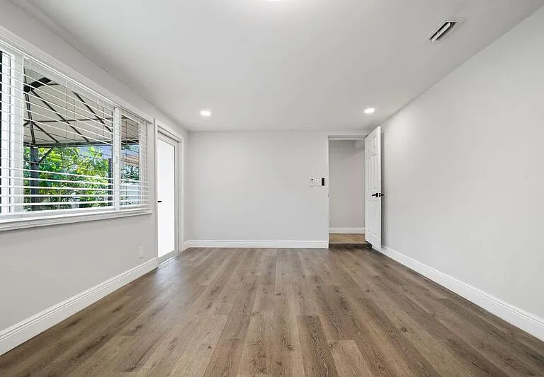 2298 NE 4th Ave — Photo 17
