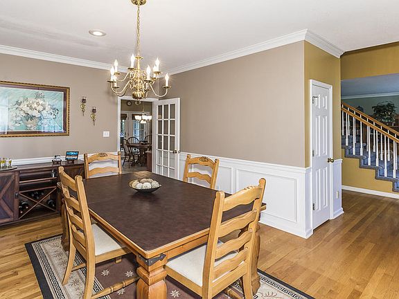 4th image of 823 Trent Ln