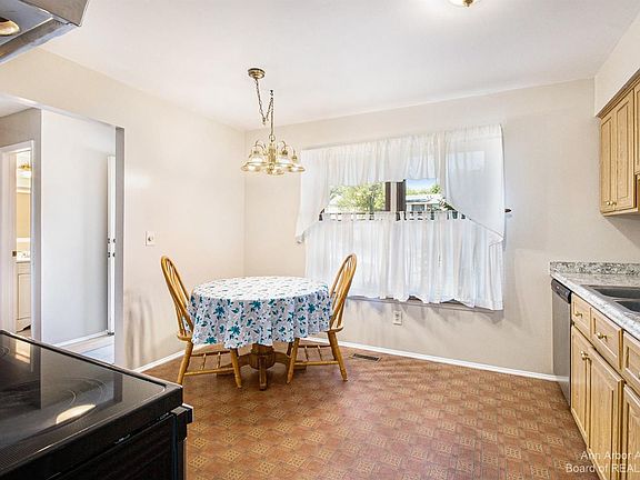 4th image of 8413 Lakeview Ct