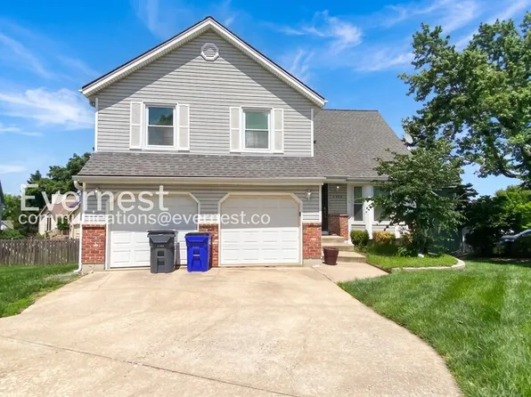 1104 E Pineview St, Olathe, KS 66061